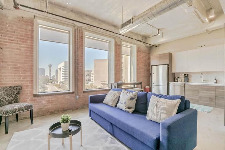 Salle de séjour élégante avec mobilier moderne dans un appartement à Building South Ervay Street - amyfinehousestr - 1297765 - DFW à Dallas, Dallas