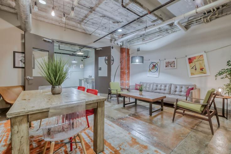 Dallas DallasのBuilding South Ervay Street - amyfinehousestr - 1297769 - DFWのアパートメントにある、モダンな家具を備えたエレガントなデザインのリビングルーム