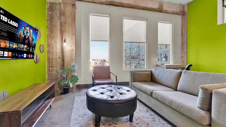 Dallas DallasのBuilding South Ervay Street - amyfinehousestr - 1297785 - DFWのアパートメントにある、モダンな家具を備えたエレガントなデザインのリビングルーム