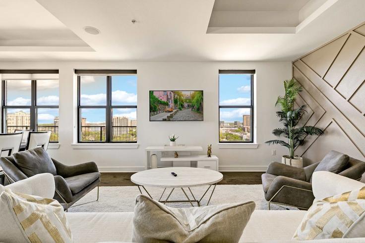 Sala de estar elegantemente projetada com móveis modernos em um apartamento no Building Carlisle Street - amyfinehousestr - 1592555 em Dallas, Dallas