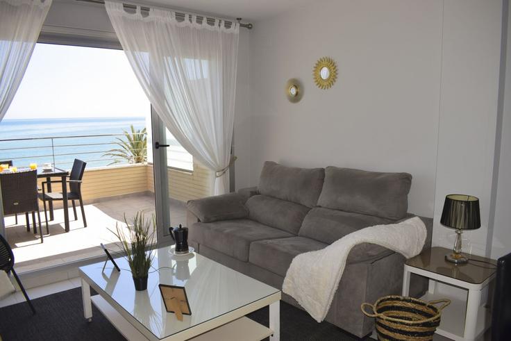 Sala de estar elegantemente projetada com móveis modernos em um apartamento no Building Carrer Riu Bolulla - anacasa-inmobiliaria - 1332368 em Dénia, Dénia