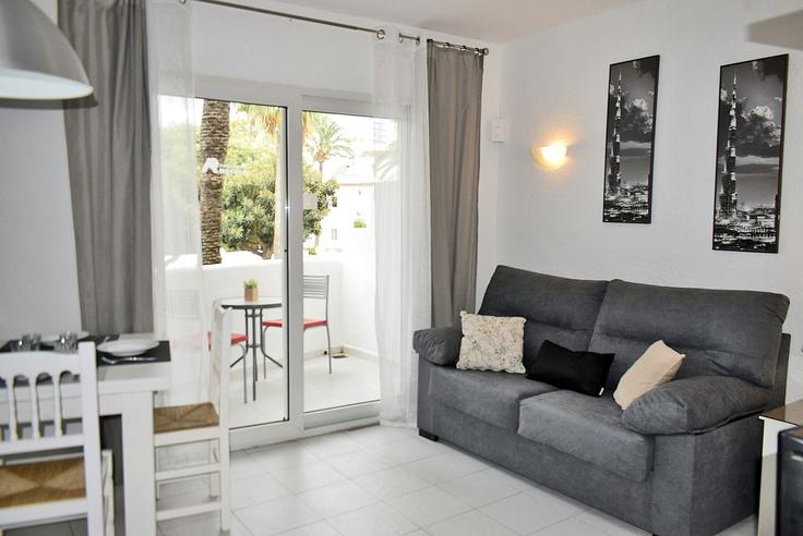 Elegant gestaltetes Wohnzimmer mit moderner Einrichtung in einer Wohnung im Building Camino del Vasco - anacasa-inmobiliaria - 1332361 in Denia, Denia Elegant gestaltetes Wohnzimmer mit moderner Einrichtung in einer Wohnung im Building Camino del Vasco - anacasa-inmobiliaria - 1332361 in Denia, Denia