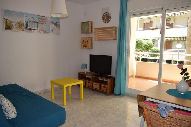 Elegante sala de estar con mobiliario moderno en un apartamento en Building Avenida Miguel Hernández - anacasa-inmobiliaria - 1387777 en Dénia, Dénia