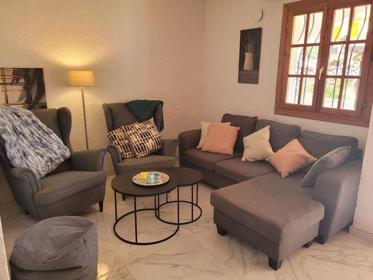 Dénia DéniaのBuilding Carrer de la Trainera - anacasa-inmobiliaria - 1387773のアパートメントにある、モダンな家具を備えたエレガントなデザインのリビングルーム Dénia DéniaのBuilding Carrer de la Trainera - anacasa-inmobiliaria - 1387773のアパートメントにある、モダンな家具を備えたエレガントなデザインのリビングルーム