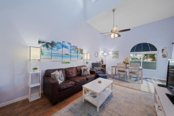 Elegante sala de estar con mobiliario moderno en un apartamento en Building Ridgewood Avenue - anchor-condo-services - 1643592 en Cape Canaveral, Cape Canaveral Elegante sala de estar con mobiliario moderno en un apartamento en Building Ridgewood Avenue - anchor-condo-services - 1643592 en Cape Canaveral, Cape Canaveral