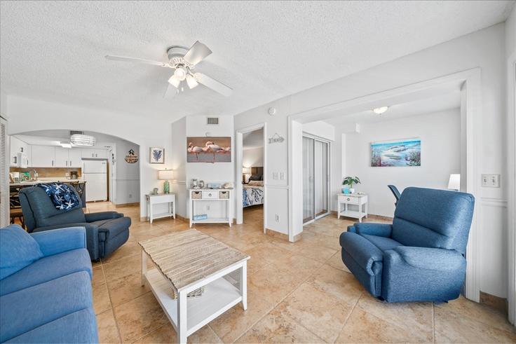 Elegant gestaltetes Wohnzimmer mit moderner Einrichtung in einer Wohnung im Building Ridgewood Avenue - anchor-condo-services - 1346831 in Cape Canaveral, Cape Canaveral