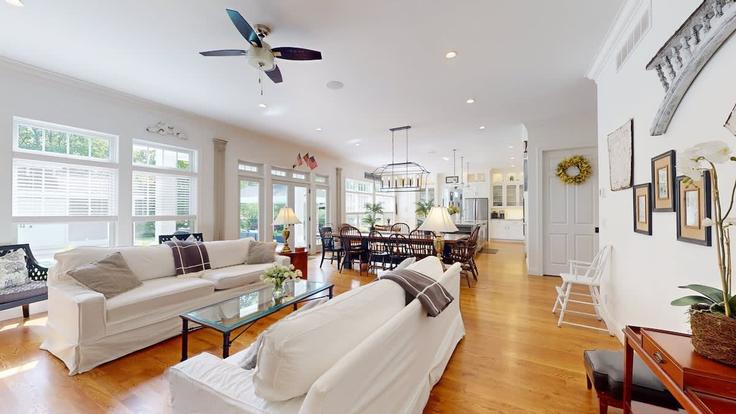 Sala de estar elegantemente projetada com móveis modernos em um apartamento no Building North Shore Drive - anchor-point-vacation-rentals - 1583703 em South Haven, South Haven Sala de estar elegantemente projetada com móveis modernos em um apartamento no Building North Shore Drive - anchor-point-vacation-rentals - 1583703 em South Haven, South Haven