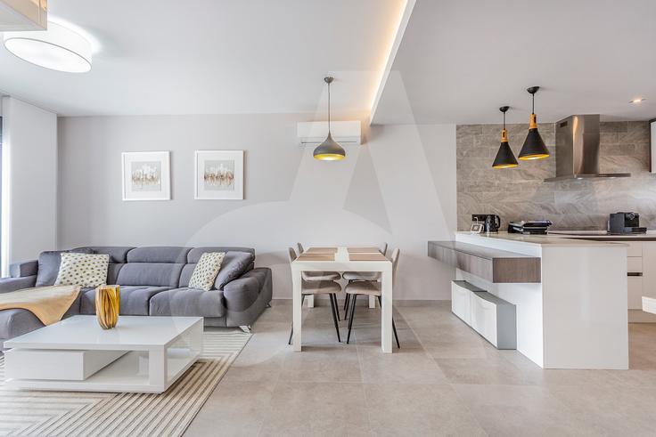 Guardamar del Segura, Guardamar del Segura에 위치한 Building Calle el Tomello - anciaholidayrentals - 1335254 유닛의 세련된 인테리어가 돋보이는 거실