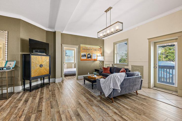 Sala de estar elegantemente projetada com móveis modernos em um apartamento no Building Washington Street - ancient-city-hideaways - 1281980 - USA em St. Augustine, St. Augustine