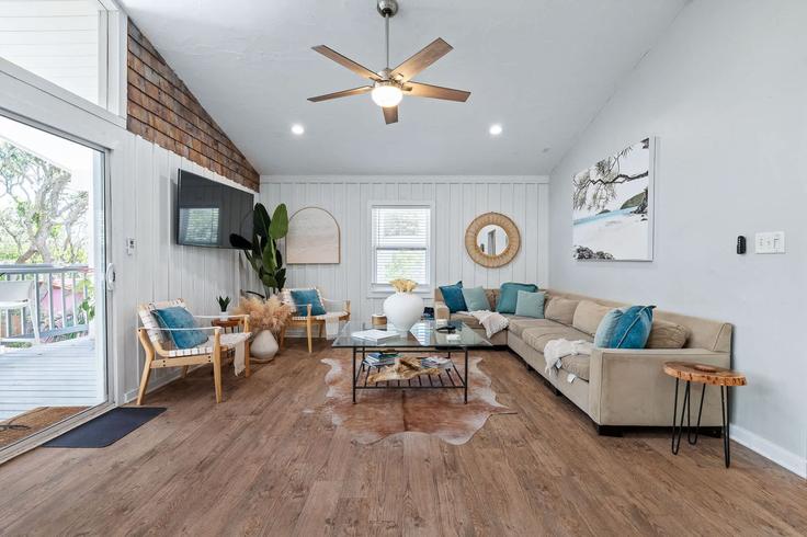 Sala de estar elegantemente projetada com móveis modernos em um apartamento no Building Sherwood Avenue - ancient-city-hideaways - 1281951 - USA em Vilano Beach, Vilano Beach Sala de estar elegantemente projetada com móveis modernos em um apartamento no Building Sherwood Avenue - ancient-city-hideaways - 1281951 - USA em Vilano Beach, Vilano Beach