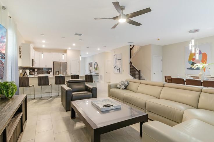 Kissimmee, Kissimmee에 위치한 Building Narrative Lane - andes-str - 1610972 유닛의 세련된 인테리어가 돋보이는 거실 Kissimmee, Kissimmee에 위치한 Building Narrative Lane - andes-str - 1610972 유닛의 세련된 인테리어가 돋보이는 거실