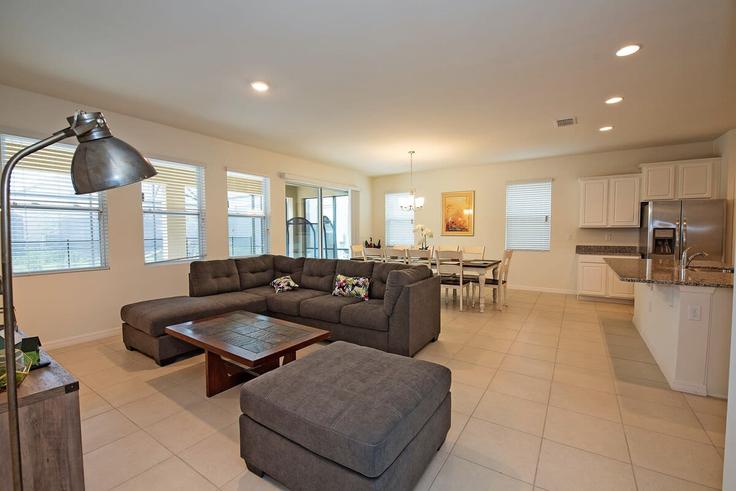 Sala de estar elegantemente projetada com móveis modernos em um apartamento no Building Oakbourne Avenue - andes-str - 1263237 - MCO em Davenport, Davenport