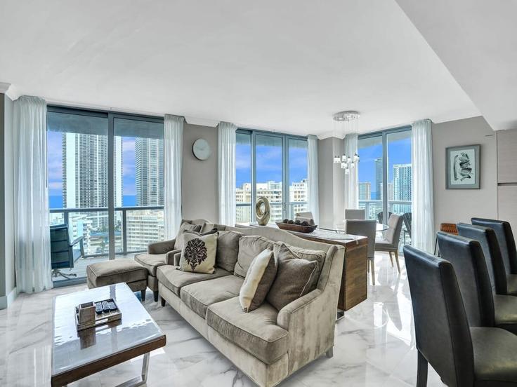 Sala de estar elegantemente projetada com móveis modernos em um apartamento no Building East Hallandale Beach Boulevard - andes-str - 1379444 em Hallandale Beach, Hallandale Beach