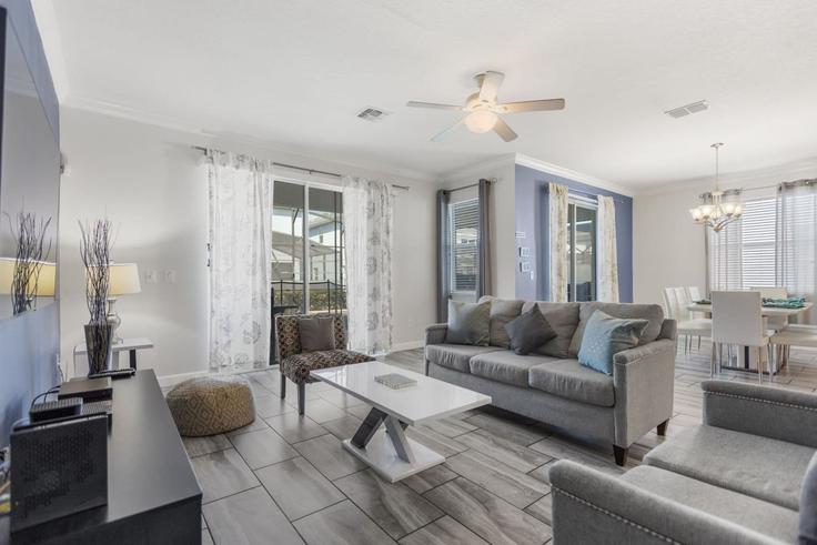 Salle de séjour élégante avec mobilier moderne dans un appartement à Building Kings Castle Circle - andes-str - 1263246 - MCO à Kissimmee, Kissimmee