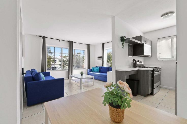 Miami Beach Miami BeachのBuilding Harding Avenue - andes-str - 1240905 - MIAのアパートメントにある、モダンな家具を備えたエレガントなデザインのリビングルーム Miami Beach Miami BeachのBuilding Harding Avenue - andes-str - 1240905 - MIAのアパートメントにある、モダンな家具を備えたエレガントなデザインのリビングルーム