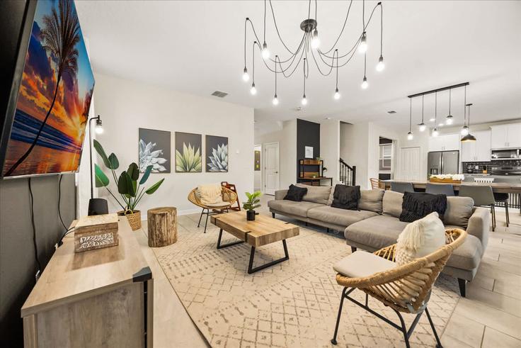 Sala de estar elegantemente projetada com móveis modernos em um apartamento no Building Sticks Street - andes-str - 1611019 em Four Corners, Four Corners Sala de estar elegantemente projetada com móveis modernos em um apartamento no Building Sticks Street - andes-str - 1611019 em Four Corners, Four Corners
