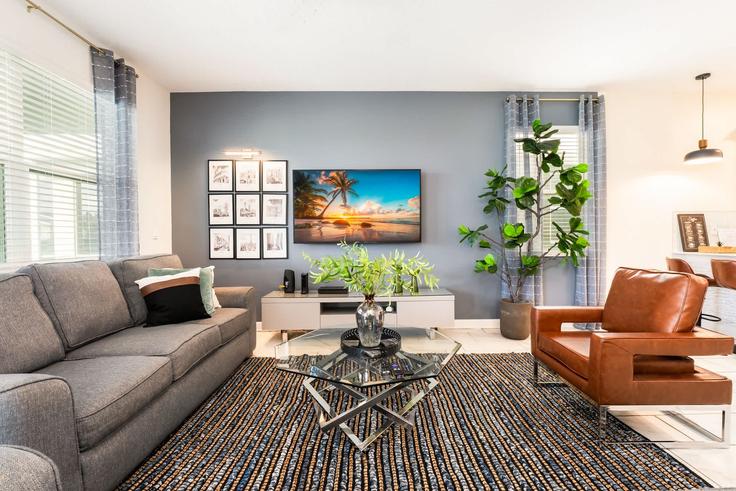 Elegant gestaltetes Wohnzimmer mit moderner Einrichtung in einer Wohnung im Building Cabot Cliffs Drive - andes-str - 1610971 in Four Corners, Four Corners Elegant gestaltetes Wohnzimmer mit moderner Einrichtung in einer Wohnung im Building Cabot Cliffs Drive - andes-str - 1610971 in Four Corners, Four Corners