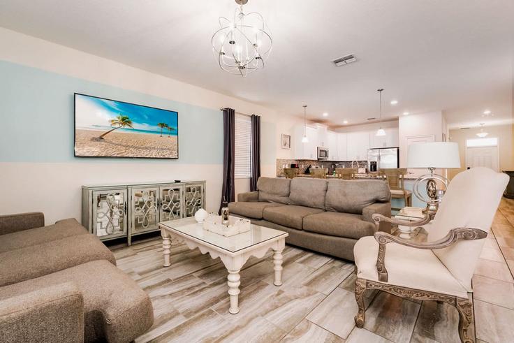 Elegant gestaltetes Wohnzimmer mit moderner Einrichtung in einer Wohnung im Building Mulligan Boulevard - andes-str - 1610993 in Four Corners, Four Corners Elegant gestaltetes Wohnzimmer mit moderner Einrichtung in einer Wohnung im Building Mulligan Boulevard - andes-str - 1610993 in Four Corners, Four Corners