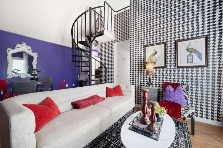 Sala de estar elegantemente projetada com móveis modernos em um apartamento no Building East 4th Street - andes-str - 1589853 em Austin, Austin Sala de estar elegantemente projetada com móveis modernos em um apartamento no Building East 4th Street - andes-str - 1589853 em Austin, Austin