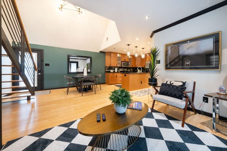 Sala de estar elegantemente projetada com móveis modernos em um apartamento no Building East 4th Street - andes-str - 1589854 em Austin, Austin Sala de estar elegantemente projetada com móveis modernos em um apartamento no Building East 4th Street - andes-str - 1589854 em Austin, Austin