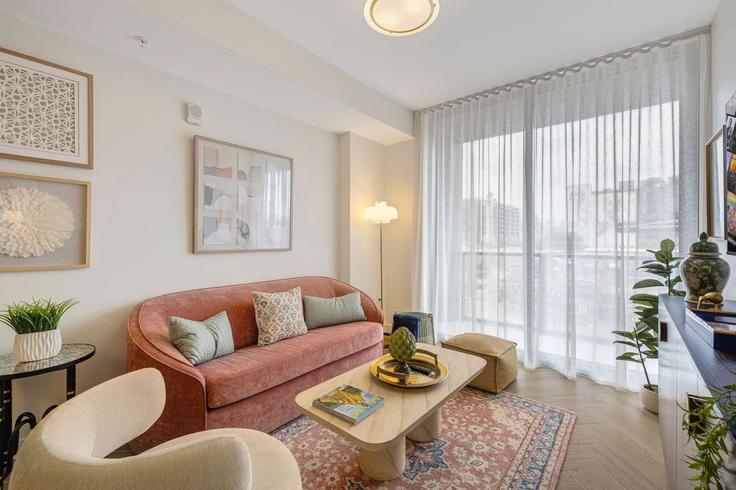 Building Northwest 2nd Avenue - andes-str - 1594690 adresindeki bir dairede modern mobilyalarla zarif bir şekilde tasarlanmış oturma odası Miami, Miami Building Northwest 2nd Avenue - andes-str - 1594690 adresindeki bir dairede modern mobilyalarla zarif bir şekilde tasarlanmış oturma odası Miami, Miami