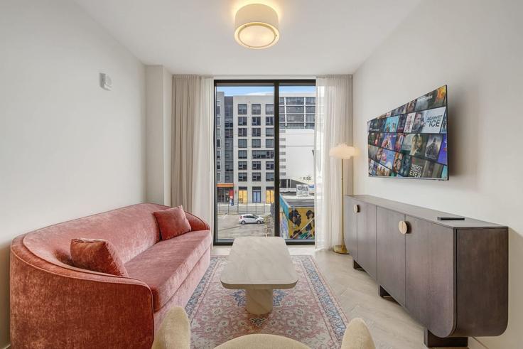 Elegant gestaltetes Wohnzimmer mit moderner Einrichtung in einer Wohnung im Building Northwest 2nd Avenue - andes-str - 1607976 in Miami, Miami Elegant gestaltetes Wohnzimmer mit moderner Einrichtung in einer Wohnung im Building Northwest 2nd Avenue - andes-str - 1607976 in Miami, Miami
