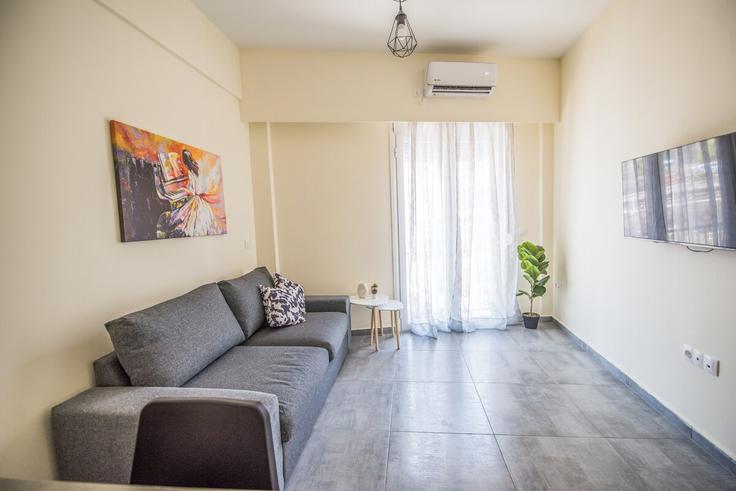Elegante sala de estar con mobiliario moderno en un apartamento en Building Σικελίας - andie-wings - 1603960 en Central Athens, Athens