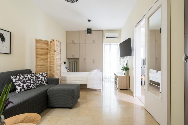 Elegante sala de estar con mobiliario moderno en un apartamento en Building Kremou - andie-wings - 1603957 en South Athens, Athens