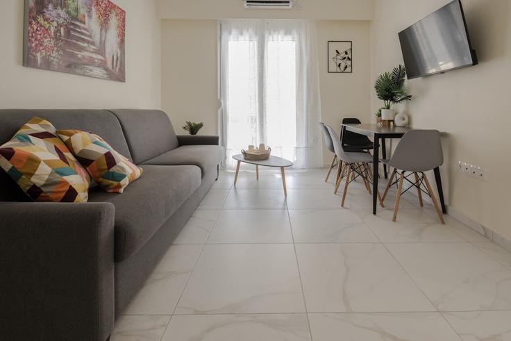 Building Πατησίων - andie-wings - 1603958 adresindeki bir dairede modern mobilyalarla zarif bir şekilde tasarlanmış oturma odası Central Athens, Athens