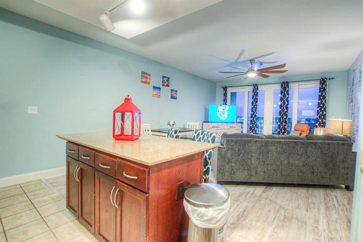 Sala de estar elegantemente projetada com móveis modernos em um apartamento no Building United States - aneliyas-rentals - 1468556 em Panama City Beach, Panama City Beach