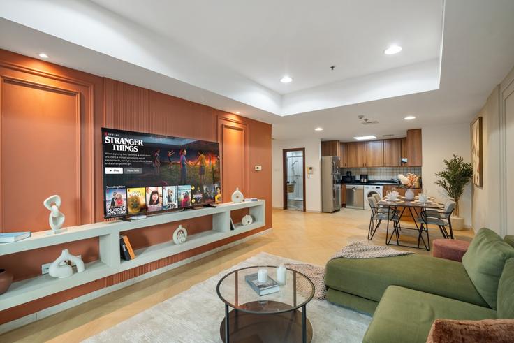 Elegante sala de estar con mobiliario moderno en un apartamento en Building Murjan 2 - anfa-vacation-homes-rental-llc - 1643521 en Dubai Marina, Dubai Elegante sala de estar con mobiliario moderno en un apartamento en Building Murjan 2 - anfa-vacation-homes-rental-llc - 1643521 en Dubai Marina, Dubai
