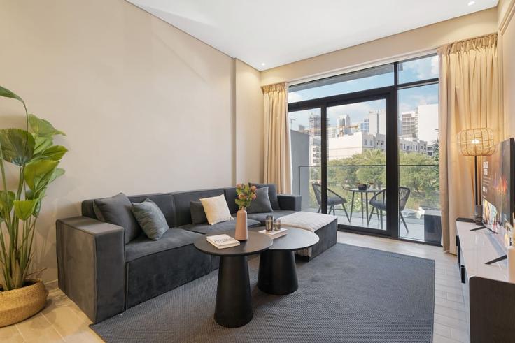 Salle de séjour élégante avec mobilier moderne dans un appartement à Building District 4 Block B - anfa-vacation-homes-rental-llc - 1643541 à Me'aisem First, Dubai Salle de séjour élégante avec mobilier moderne dans un appartement à Building District 4 Block B - anfa-vacation-homes-rental-llc - 1643541 à Me'aisem First, Dubai