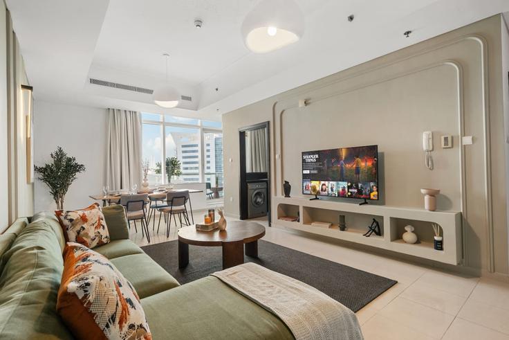 Elegante sala de estar con mobiliario moderno en un apartamento en Building Al Habtoor Business Tower - anfa-vacation-homes-rental-llc - 1643537 en Dubai Marina, Dubai Elegante sala de estar con mobiliario moderno en un apartamento en Building Al Habtoor Business Tower - anfa-vacation-homes-rental-llc - 1643537 en Dubai Marina, Dubai