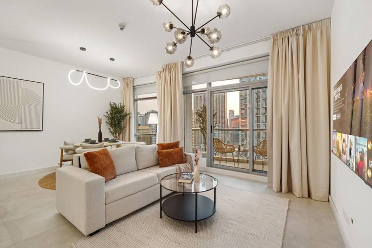 Salle de séjour élégante avec mobilier moderne dans un appartement à Building Fairfield Tower - anfa-vacation-homes-rental-llc - 1643548 à Dubai Marina, Dubai Salle de séjour élégante avec mobilier moderne dans un appartement à Building Fairfield Tower - anfa-vacation-homes-rental-llc - 1643548 à Dubai Marina, Dubai