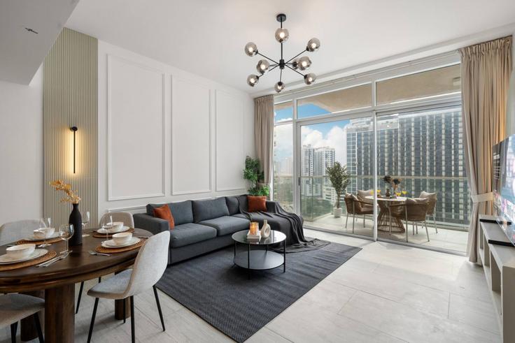 Jumeirah Village, Dubai에 위치한 Building Lazuward South West - anfa-vacation-homes-rental-llc - 1643552 유닛의 세련된 인테리어가 돋보이는 거실 Jumeirah Village, Dubai에 위치한 Building Lazuward South West - anfa-vacation-homes-rental-llc - 1643552 유닛의 세련된 인테리어가 돋보이는 거실