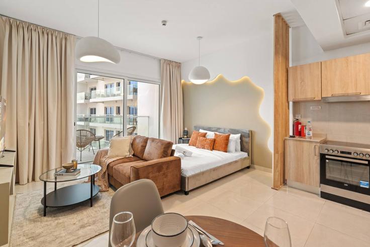 Salle de séjour élégante avec mobilier moderne dans un appartement à Building Tariaq Bedon Esm - anfa-vacation-homes-rental-llc - 1643557 à Business Bay, Dubai