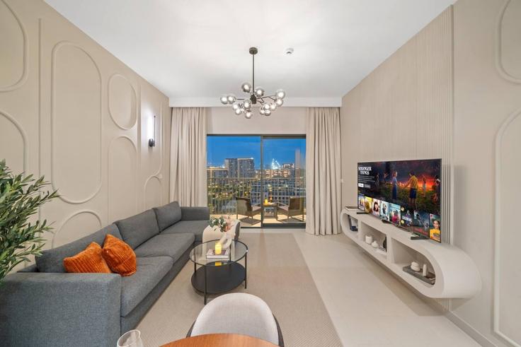 Dubai Hills Estate, Dubai에 위치한 Building Tariaq Bedon Esm - anfa-vacation-homes-rental-llc - 1647142 유닛의 세련된 인테리어가 돋보이는 거실 Dubai Hills Estate, Dubai에 위치한 Building Tariaq Bedon Esm - anfa-vacation-homes-rental-llc - 1647142 유닛의 세련된 인테리어가 돋보이는 거실