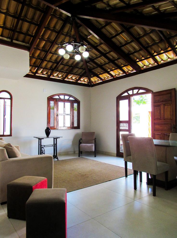 Sala de estar elegantemente projetada com móveis modernos em um apartamento no Building Rua Jacarandá - anfitriao-prime - 1365355 em São Francisco, Ilhéus