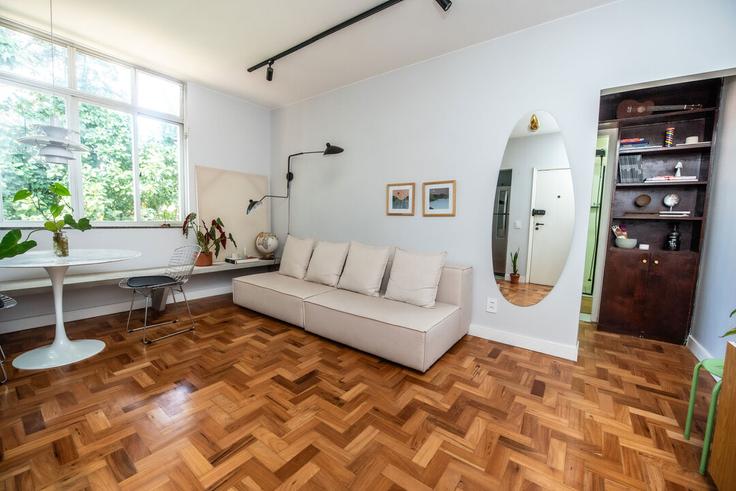 Brasília Superquadra Sul 409のBuilding 303 - Asa Sul Superquadra Sul 409 - Asa Sul - anfitriao-prime - 1365470のアパートメントにある、モダンな家具を備えたエレガントなデザインのリビングルーム