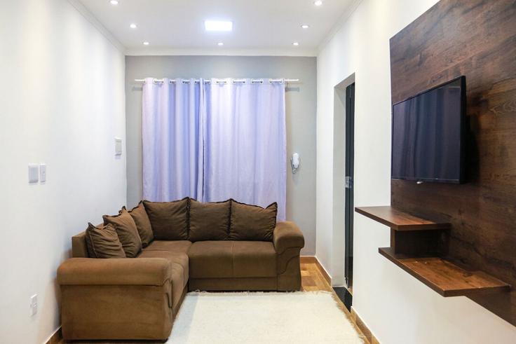 Salle de séjour élégante avec mobilier moderne dans un appartement à Building Rua Novo Horizonte - anfitriao-prime - 1365340 à Frei Calixto, Porto Seguro Salle de séjour élégante avec mobilier moderne dans un appartement à Building Rua Novo Horizonte - anfitriao-prime - 1365340 à Frei Calixto, Porto Seguro