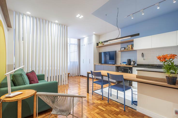 Sala de estar elegantemente projetada com móveis modernos em um apartamento no Building Rua General Barbosa Lima - anfitriao-prime - 1365409 em Copacabana, Rio de Janeiro Sala de estar elegantemente projetada com móveis modernos em um apartamento no Building Rua General Barbosa Lima - anfitriao-prime - 1365409 em Copacabana, Rio de Janeiro