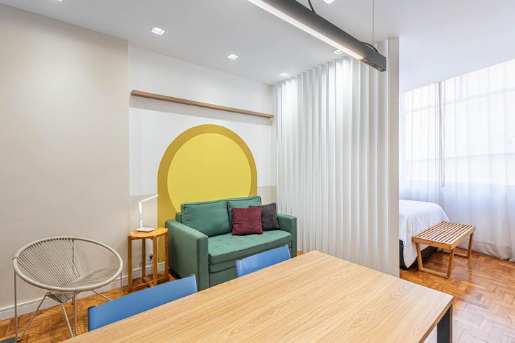 Elegant gestaltetes Wohnzimmer mit moderner Einrichtung in einer Wohnung im Building Rua General Barbosa Lima - anfitriao-prime - 1365409 in Copacabana, Rio de Janeiro Elegant gestaltetes Wohnzimmer mit moderner Einrichtung in einer Wohnung im Building Rua General Barbosa Lima - anfitriao-prime - 1365409 in Copacabana, Rio de Janeiro