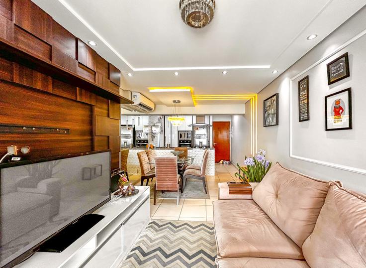 Salle de séjour élégante avec mobilier moderne dans un appartement à Building Avenida Presidente Castelo Branco - anfitriao-prime - 1365364 à Boqueirão, Praia Grande Salle de séjour élégante avec mobilier moderne dans un appartement à Building Avenida Presidente Castelo Branco - anfitriao-prime - 1365364 à Boqueirão, Praia Grande