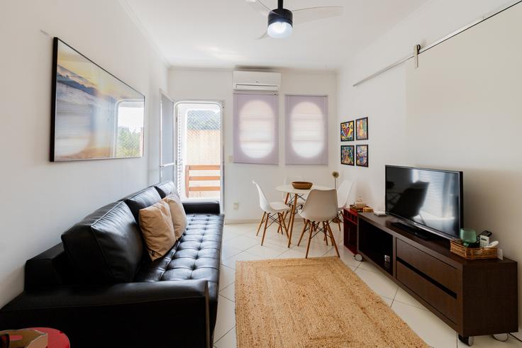 Salle de séjour élégante avec mobilier moderne dans un appartement à Building Rua Antônio Alonso Gonzáles - anfitriao-prime - 1365477 à Tombo, Guarujá Salle de séjour élégante avec mobilier moderne dans un appartement à Building Rua Antônio Alonso Gonzáles - anfitriao-prime - 1365477 à Tombo, Guarujá