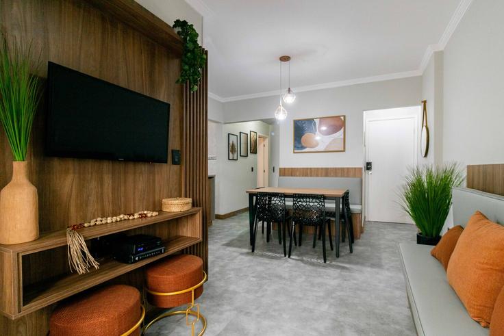 Salle de séjour élégante avec mobilier moderne dans un appartement à Building Avenida Costa Machado - anfitriao-prime - 1365381 à Canto do Forte, Praia Grande Salle de séjour élégante avec mobilier moderne dans un appartement à Building Avenida Costa Machado - anfitriao-prime - 1365381 à Canto do Forte, Praia Grande