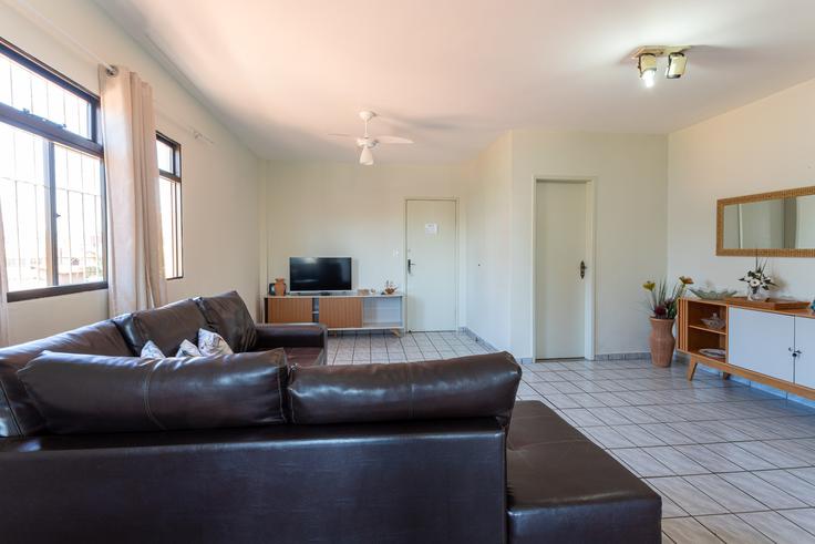 Sala de estar elegantemente projetada com móveis modernos em um apartamento no Building Rua Cannes - anfitriao-prime - 1365429 em Praia do Morro, Guarapari Sala de estar elegantemente projetada com móveis modernos em um apartamento no Building Rua Cannes - anfitriao-prime - 1365429 em Praia do Morro, Guarapari