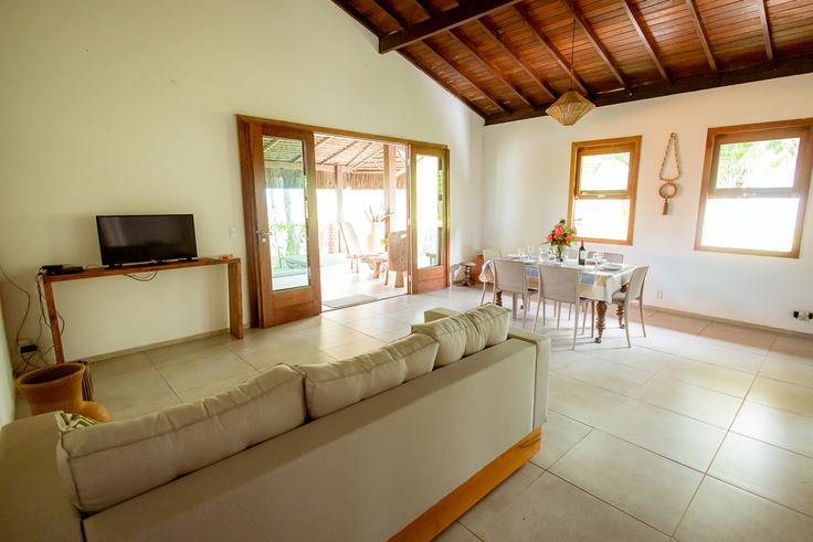 Sala de estar elegantemente projetada com móveis modernos em um apartamento no Building - Olivença - anfitriao-prime - 1365431 em Ilhéus, Ilhéus