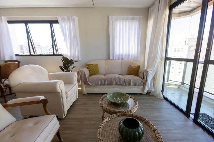 Sala de estar elegantemente projetada com móveis modernos em um apartamento no Building Rua Santo Amaro - anfitriao-prime - 1365479 em Centro, Guarujá Sala de estar elegantemente projetada com móveis modernos em um apartamento no Building Rua Santo Amaro - anfitriao-prime - 1365479 em Centro, Guarujá
