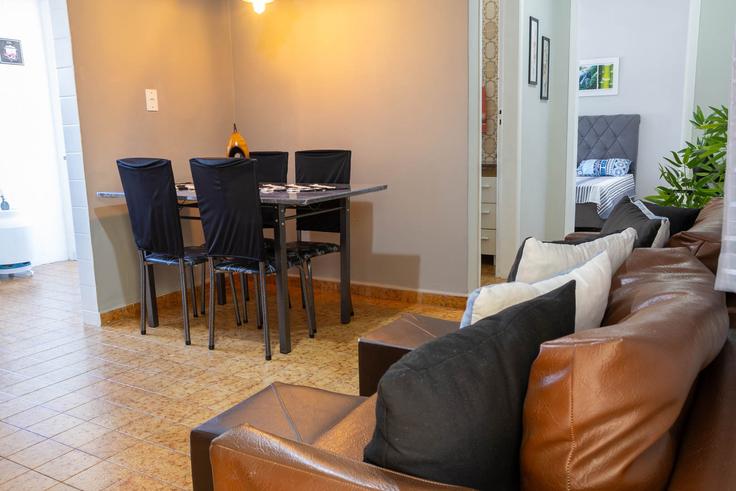 Salle de séjour élégante avec mobilier moderne dans un appartement à Building Rua Guaranis - anfitriao-prime - 1365439 à Vila Tupi, Praia Grande Salle de séjour élégante avec mobilier moderne dans un appartement à Building Rua Guaranis - anfitriao-prime - 1365439 à Vila Tupi, Praia Grande