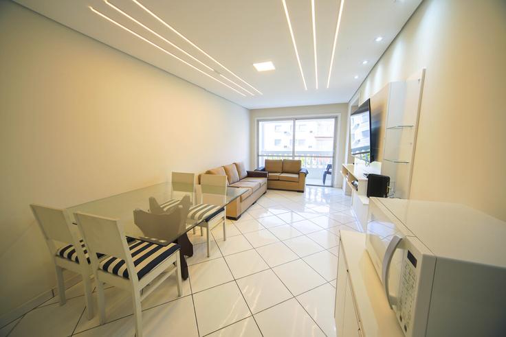 Salle de séjour élégante avec mobilier moderne dans un appartement à Building Avenida Venezuela - anfitriao-prime - 1365444 à Balneario Cidade Atlantica, Guarujá Salle de séjour élégante avec mobilier moderne dans un appartement à Building Avenida Venezuela - anfitriao-prime - 1365444 à Balneario Cidade Atlantica, Guarujá
